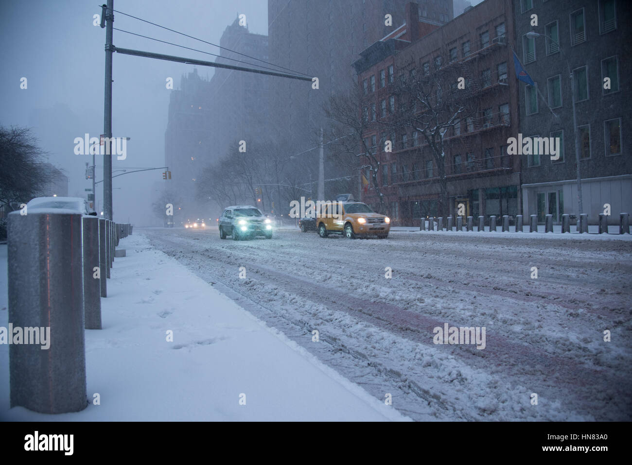 Vom 9. Februar 2017 - New York City, NY: wintersturm Niko hits new york city. First Avenue mit Schnee bedeckt, vor dem Gebäude der Vereinten Nationen, in Midtown, Manhattan. Stockfoto