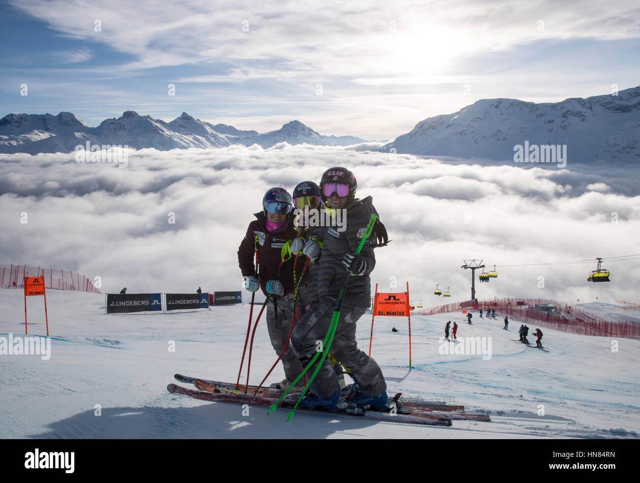 St. Moritz, Schweiz. 9. Februar 2017. Das amerikanische Team mit US-Skifahrer Lindsey Vonn (l) im alpinen Ski-Weltcup in St. Moritz, Schweiz, 9. Februar 2017. Foto: Michael Kappeler/Dpa/Alamy Live News Stockfoto