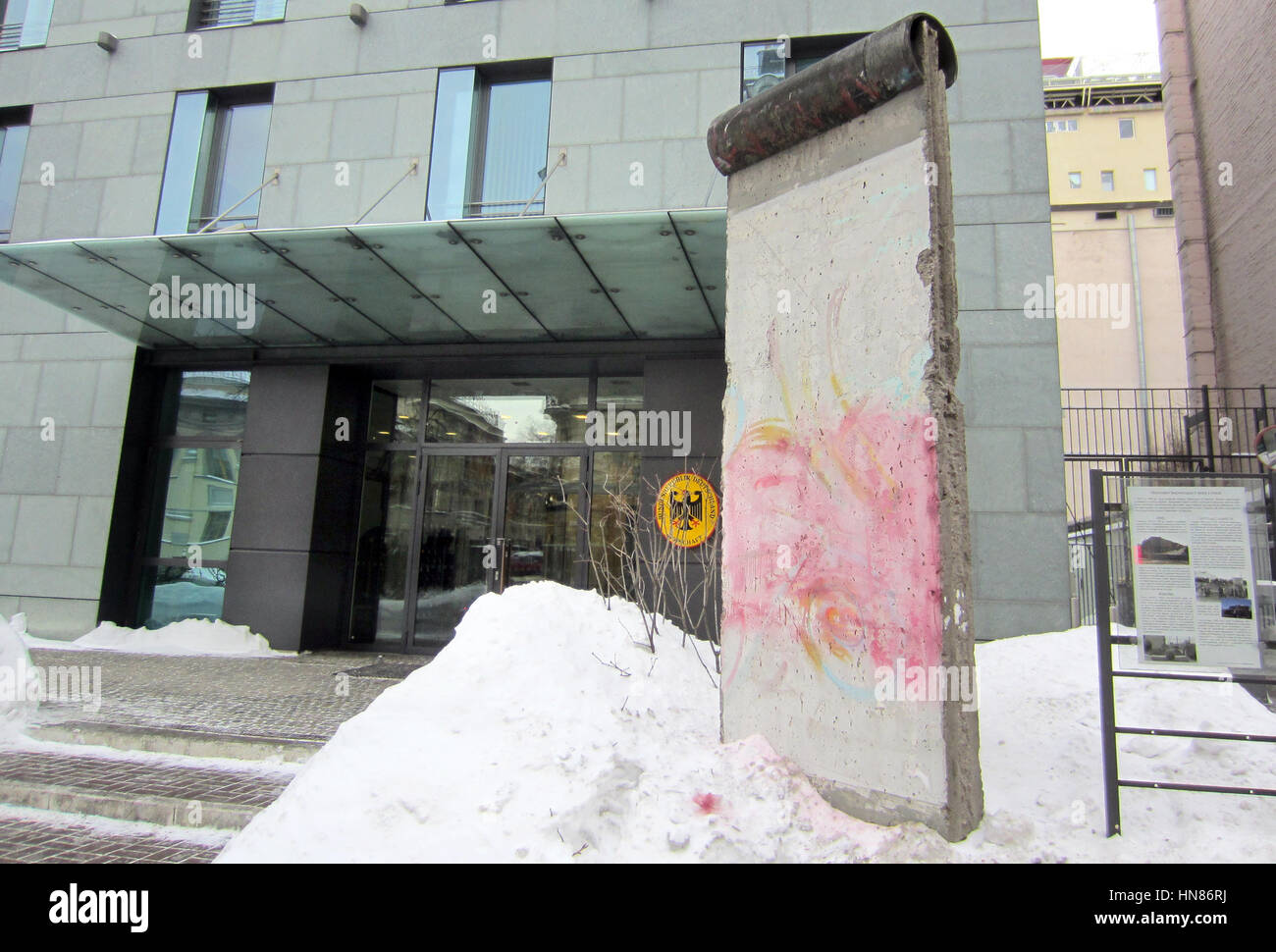 Ein Stück der Berliner Mauer auf dem Display vor der deutschen Botschaft in Kiew in der Ukraine, 8. Februar 2017. Ukrainische Parlamentarier gesprüht das Wort "Nein" ("Nein") auf dem Denkmal aus Protest auf eine Bemerkung von der deutsche Botschafter in Land in Bezug auf Wahlen in der lankischen gesteuerte Donbass Region. Die Sprühfarbe wurde entfernt. Foto: Andreas Stein/dpa Stockfoto