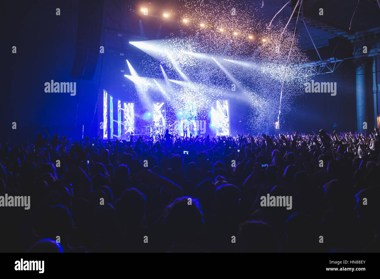 London, UK. 10. Februar 2017 - Alex Trimble, Sam Halliday und Kevin Baird der irischen Indie-pop-Band, Two Door Cinema Club, führen Sie im Alexandra Palace, London, 2017 Credit: Myles Wright/ZUMA Draht/Alamy Live News Stockfoto