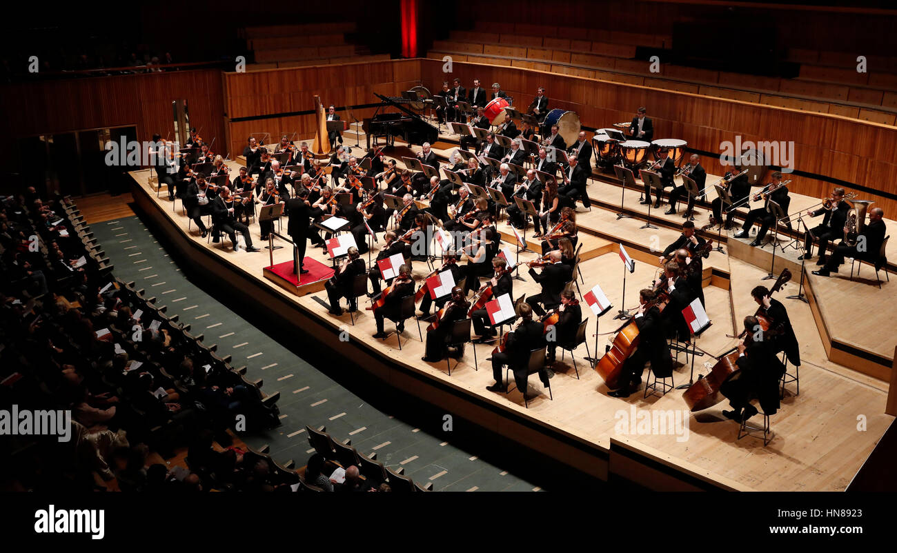 London, UK. 9. Februar 2017. Foto aufgenommen am 9. Februar 2017 zeigt ein Gala-Konzert zu feiern das chinesische Neujahr des Hahnes mit dem Philharmonia Orchestra in der Royal Festival Hall der Southbank Centre in London, Großbritannien. Bildnachweis: Han Yan/Xinhua/Alamy Live-Nachrichten Stockfoto