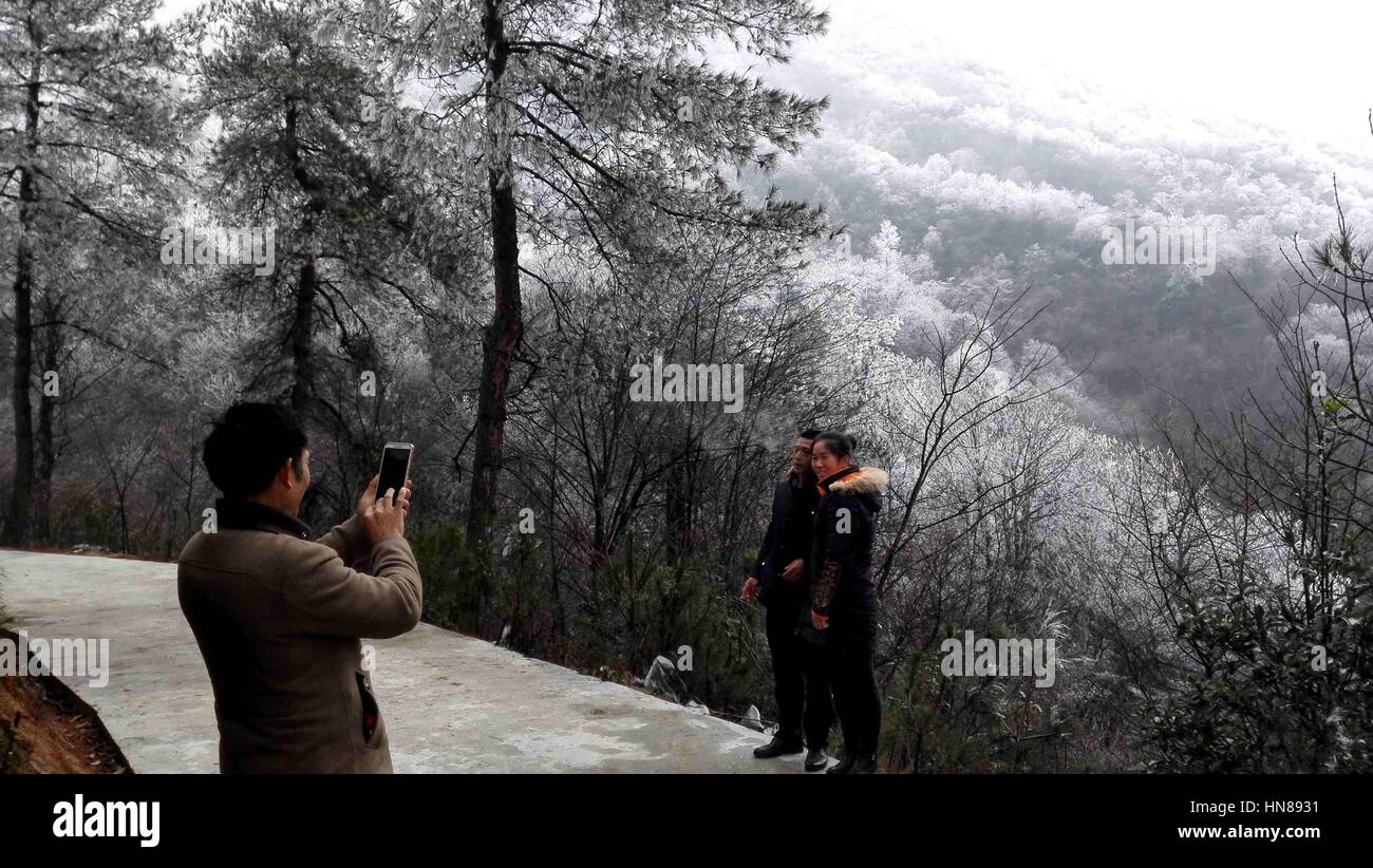 Ji'an, China. 9. Februar 2017. Rime Landschaft Jinggang Berg in Ji'an, Ost-China Provinz Jiangxi, 9. Februar 2017. Jinggang Berg nennt man die "Wiege der chinesischen Revolution'' und eine heiße Attraktion für Ausflüge in die Natur sowie Patriotische Erziehung geworden. Auf einer Fläche von 213,5 Quadratkilometern, verfügt über Dutzende von Residenzen und revolutionäre Websites. Außerdem verfügt über mehr als 60 Sehenswürdigkeiten wie heiße Quellen, Höhlen, Wasserfälle, Berge, und zeigt eine große Vielfalt an Tieren und Pflanzen. Bildnachweis: ZUMA Press, Inc./Alamy Live-Nachrichten Stockfoto