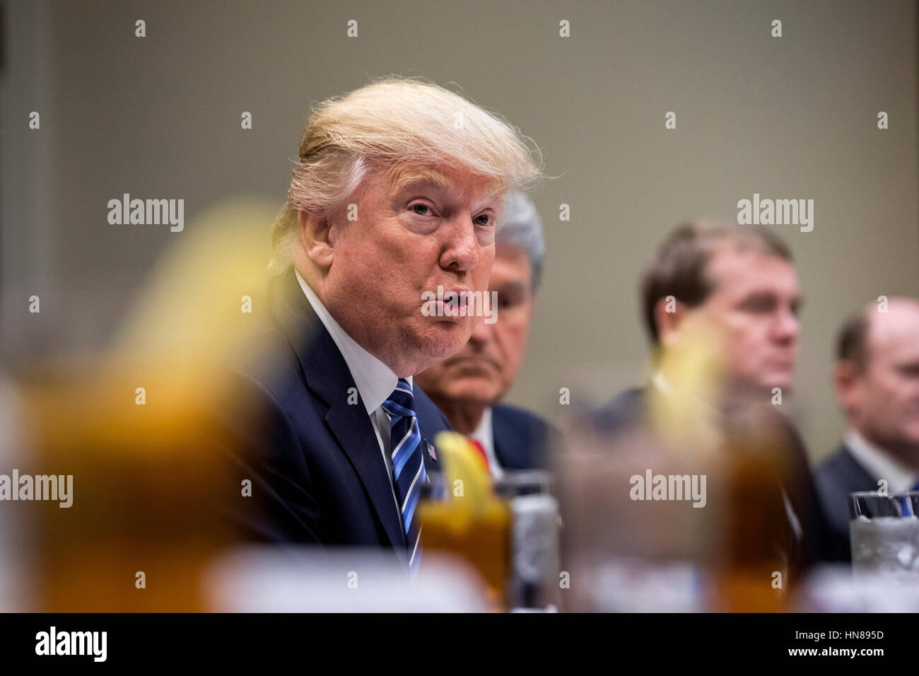 Washington, DC, USA. 9. Februar 2017. US-Präsident Donald J. Trump spricht mit demokratischen und republikanischen Senatoren über seinen obersten Gerichtshof Kandidaten Neil Gorsuch im Roosevelt Room des weißen Hauses in Washington, DC, USA, 9. Februar 2017. Am 08. Februar Stockfoto