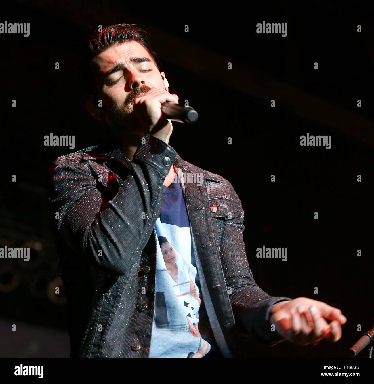 Huntington, Vereinigte Staaten. 8. Februar 2017. Joe Jonas DNCE führt auf der Bühne auf der Paramount am 8. Februar 2017 in Huntington, New York. Bildnachweis: Debby Wong/Alamy Live-Nachrichten Stockfoto