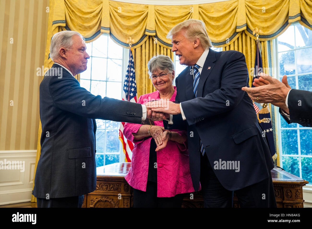 Washington, DC, USA. 9. Februar 2017. U.S. President Donald J. Trump (R