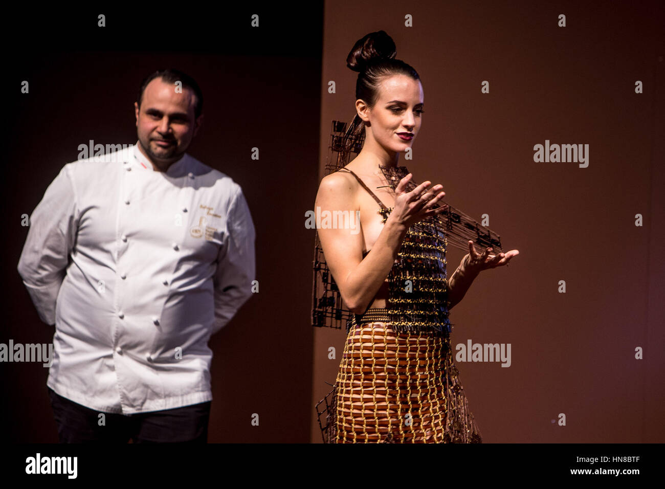 Mailand, Italien. 9. Februar 2017. Schoko-Modenschau im Salon du Chocolat 2017, die wichtigste Veranstaltung rund um die Schokolade der Welt Kredit: Mairo Cinquetti/Alamy Live News Stockfoto