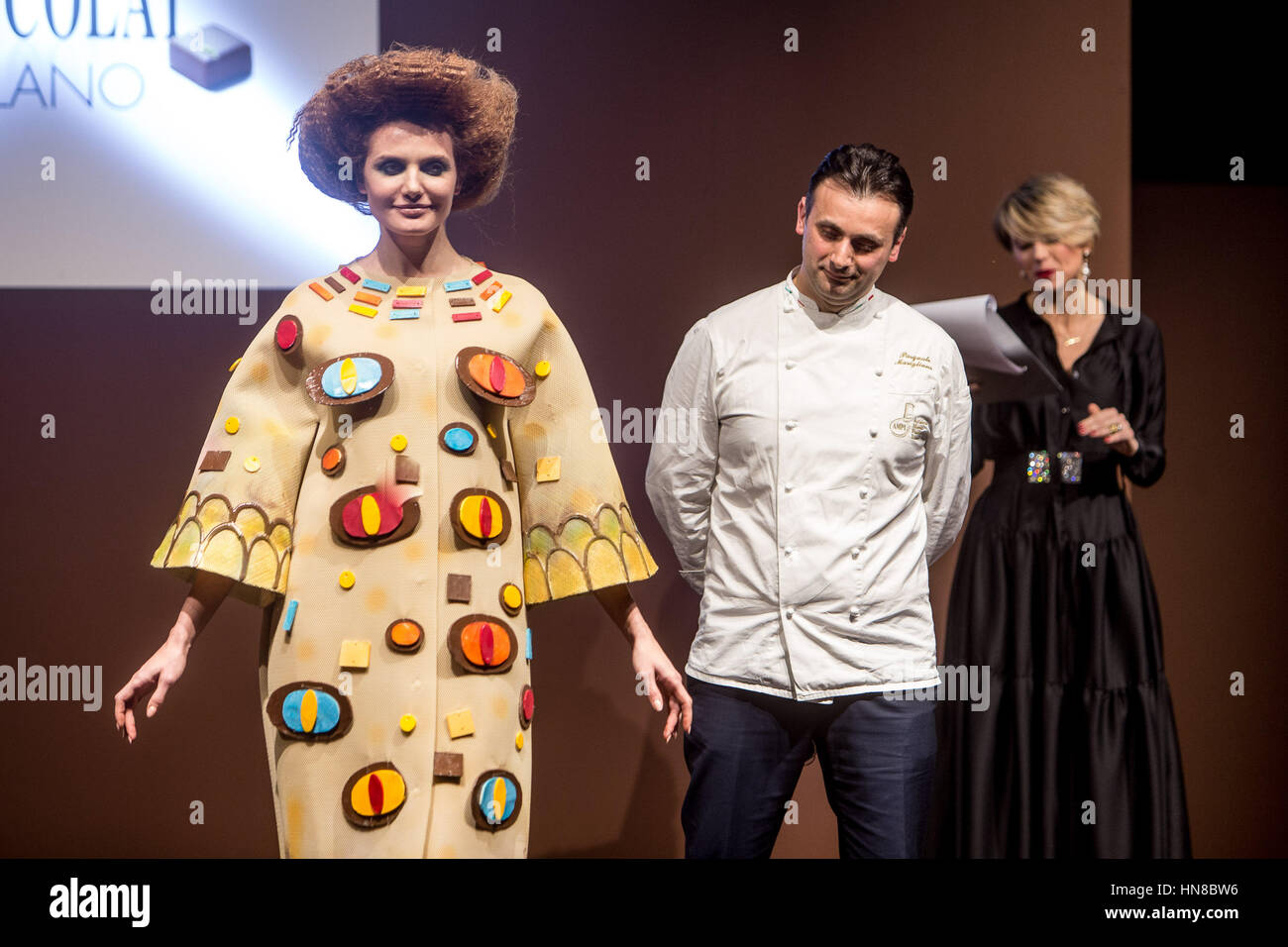 Mailand, Italien. 9. Februar 2017. Schoko-Modenschau im Salon du Chocolat 2017, die wichtigste Veranstaltung rund um die Schokolade der Welt Kredit: Mairo Cinquetti/Alamy Live News Stockfoto