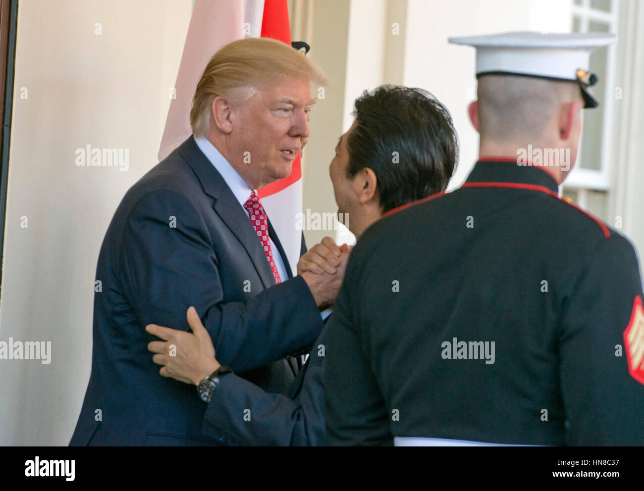 Washington DC, USA. 10. Februar 2017. US-Präsident Donald J. Trump begrüßt Ministerpräsident Shinz? Abe von Japan ins Weiße Haus in Washington, DC auf Freitag, 10. Februar 2017. Stockfoto