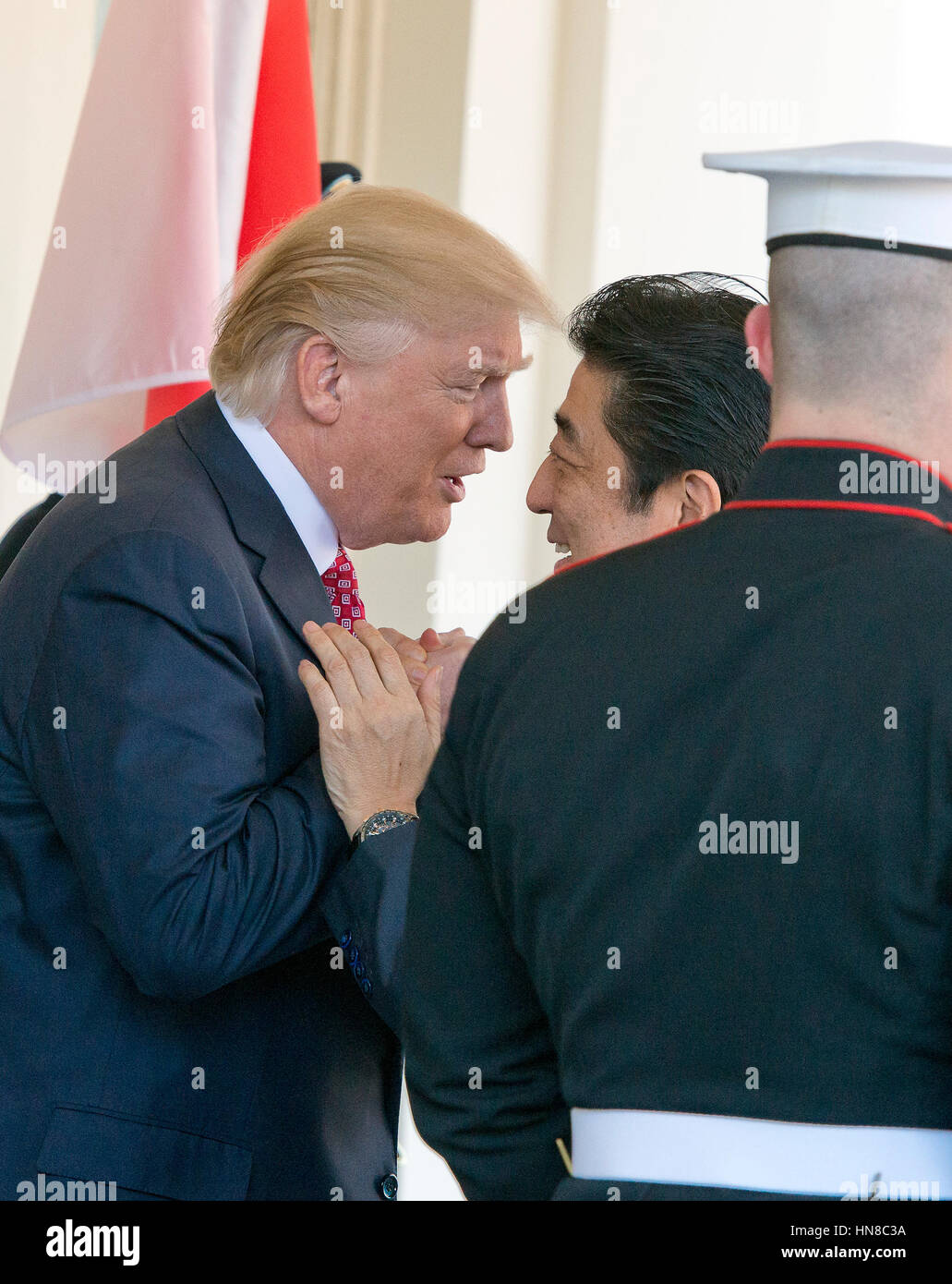 Washington DC, USA. 10. Februar 2017. US-Präsident Donald J. Trump begrüßt Ministerpräsident Shinz? Abe von Japan ins Weiße Haus in Washington, DC auf Freitag, 10. Februar 2017. Stockfoto