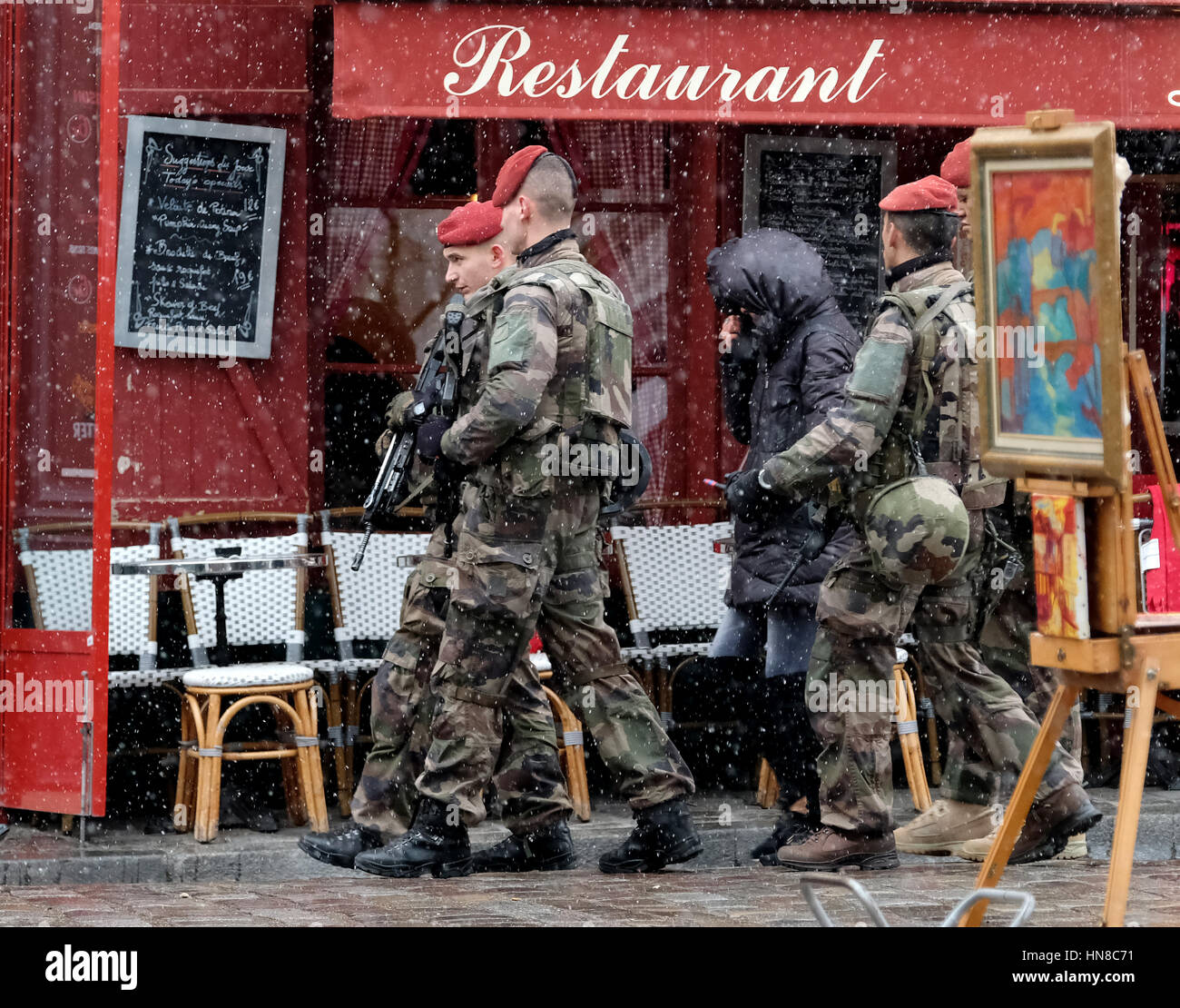 Paris, UK. 10. Februar 2017. Französische Truppen auf Streife durch die Straßen von Montmartre, Paris. Bildnachweis: Ian Rutherford/Alamy Live-Nachrichten Stockfoto