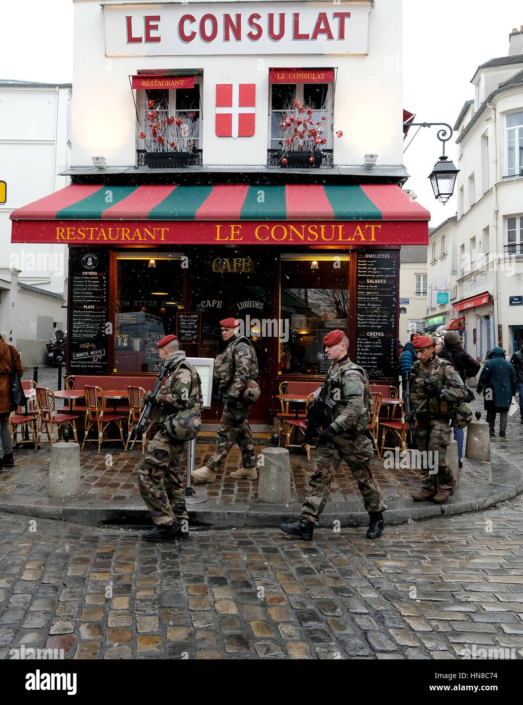 Paris, UK. 10. Februar 2017. Französische Truppen auf Streife durch die Straßen von Montmartre, Paris. Bildnachweis: Ian Rutherford/Alamy Live-Nachrichten Stockfoto