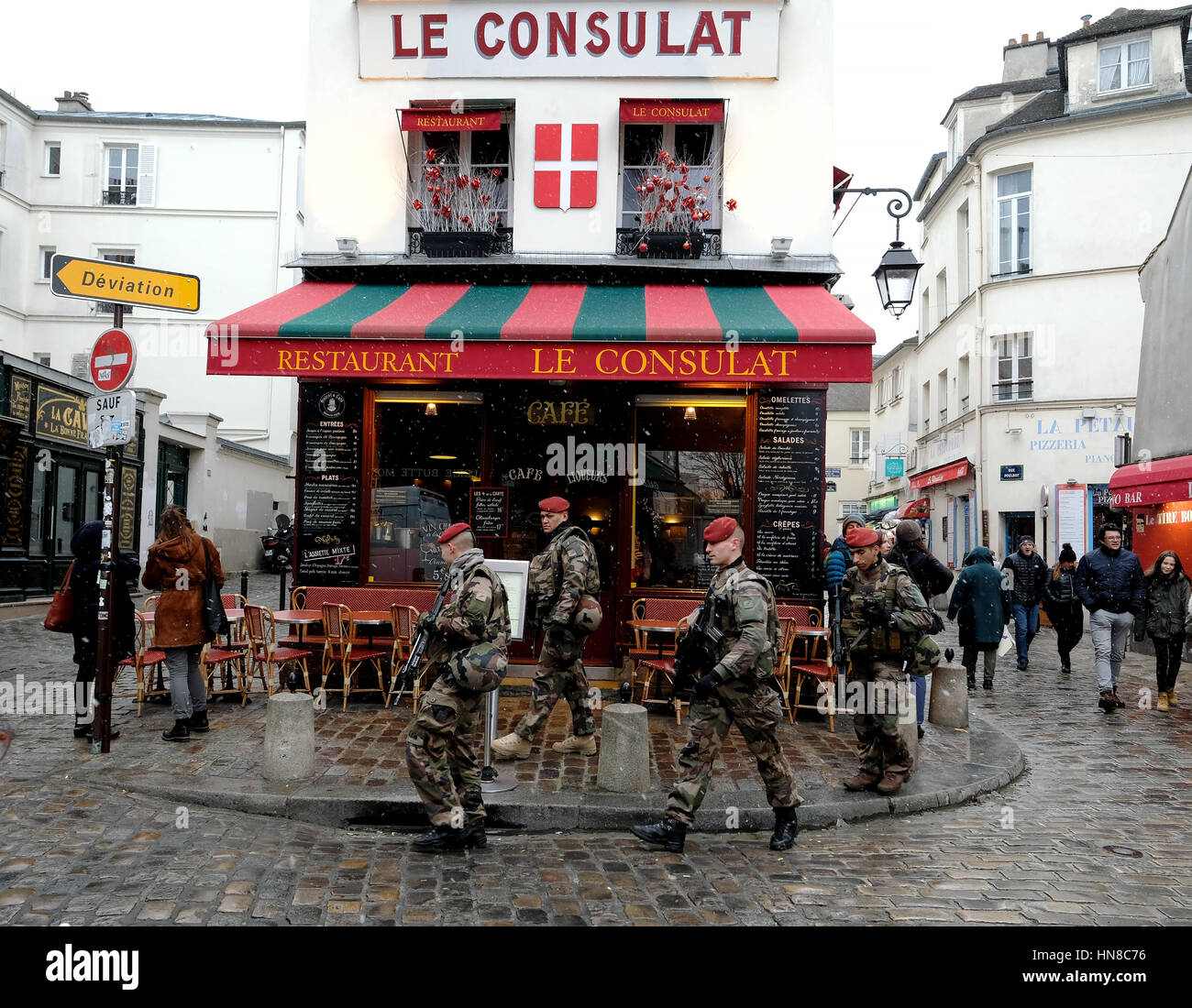 Paris, UK. 10. Februar 2017. Französische Truppen auf Streife durch die Straßen von Montmartre, Paris. Bildnachweis: Ian Rutherford/Alamy Live-Nachrichten Stockfoto