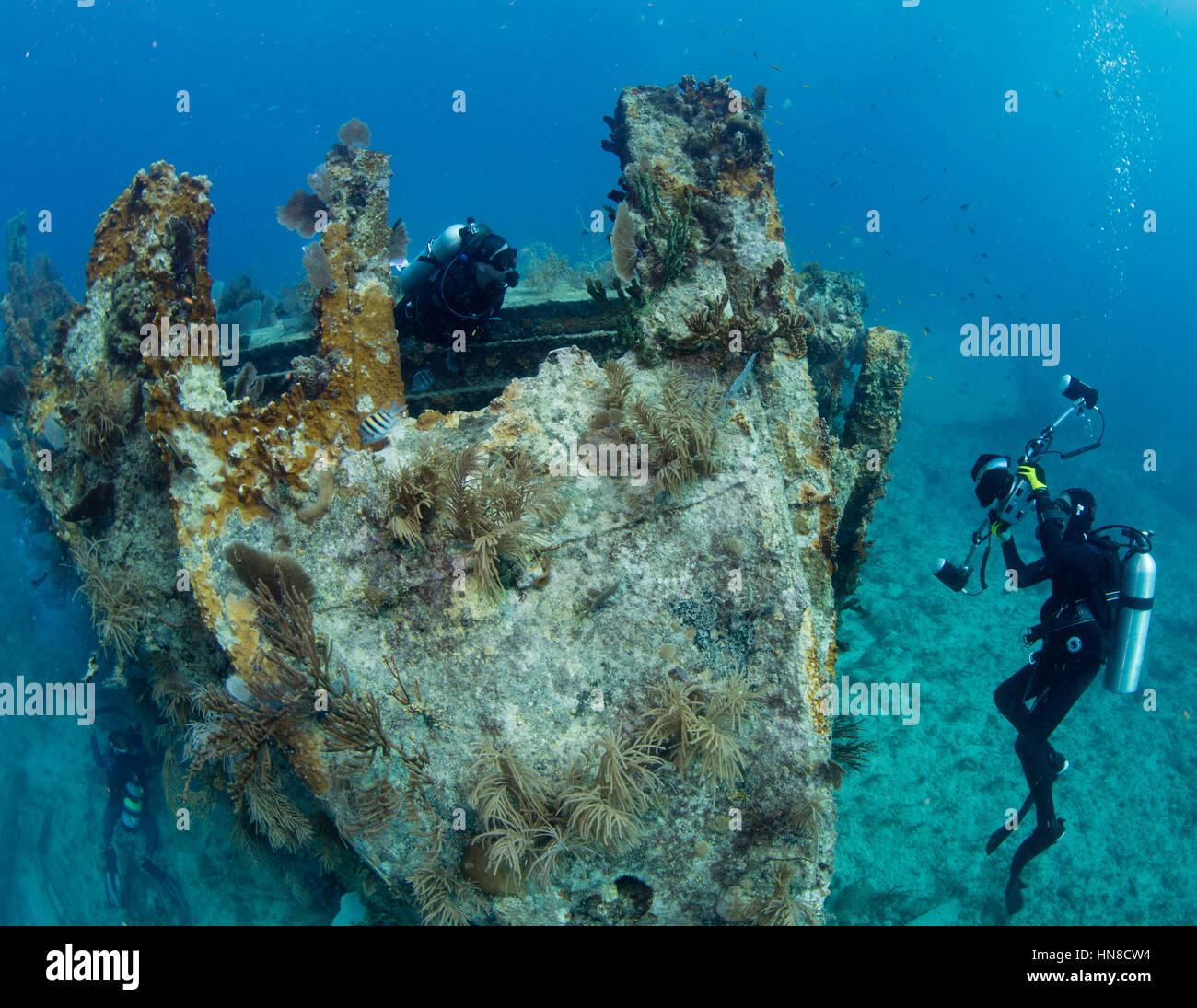 Unterwasser-Fotografen posieren Modell am Bug des Schiffbruchs. Stockfoto