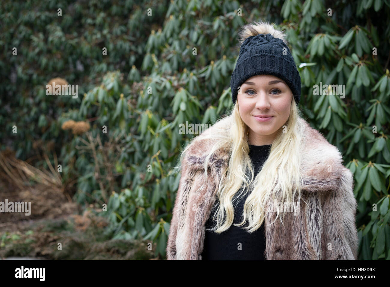 Schöne blonde kaukasische Mode Frau in GAP und einen Pelzmantel. Schwedische skandinavischer Herkunft. Winter- und outdoor im Stadtbild. Stockfoto