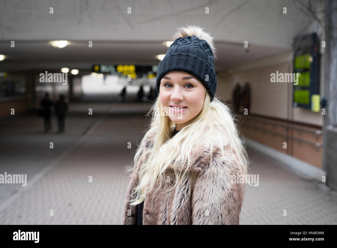 Schöne blonde kaukasische Mode Frau in GAP und einen Pelzmantel. Schwedische skandinavischer Herkunft. Winter- und outdoor im Stadtbild. Stockfoto