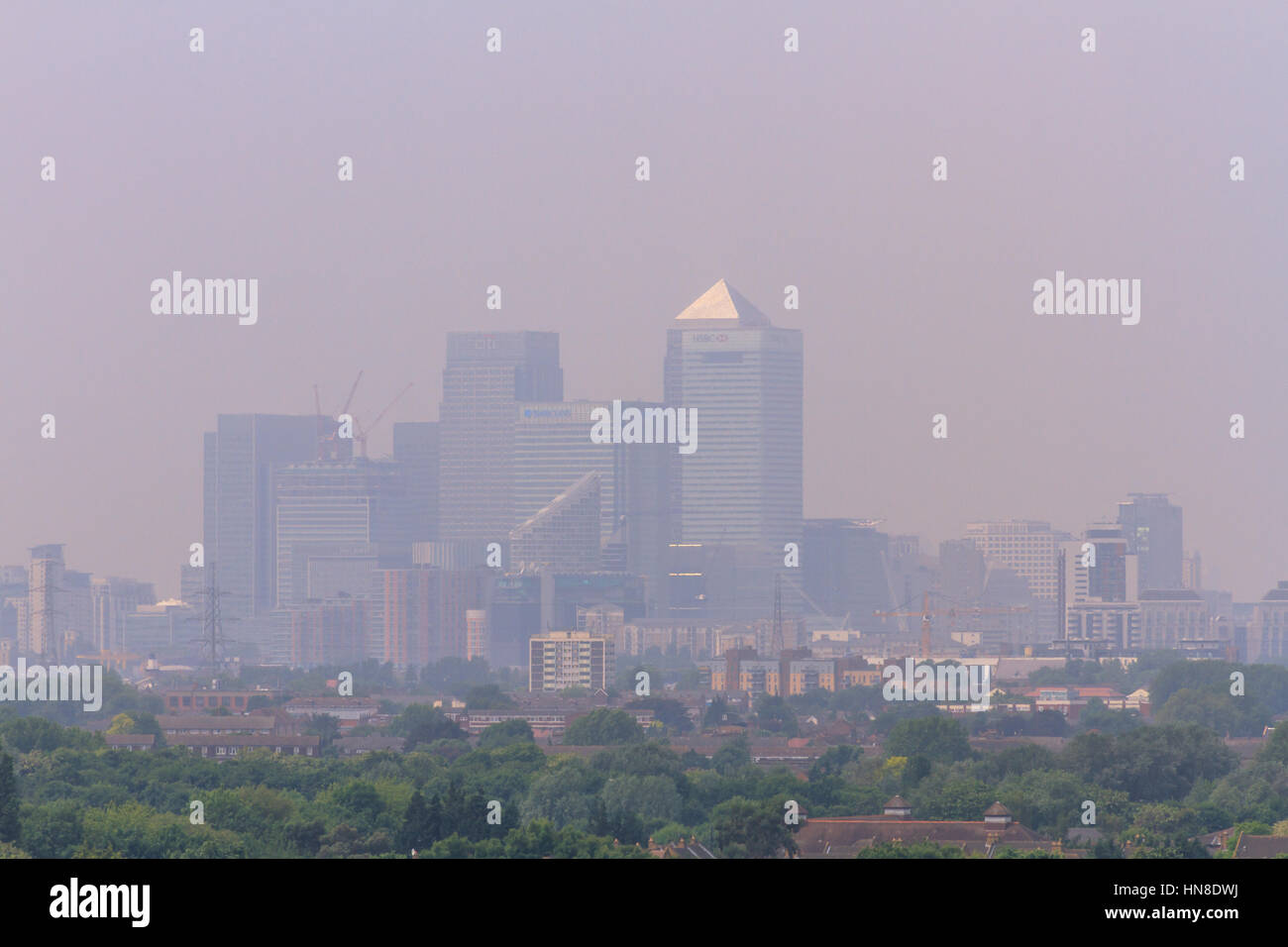 Skyline von London Smog. Dunstige Tag, Smog, Luftverschmutzung über Canary Wharf London, von Becton im Osten von London gesehen, Großbritannien Stockfoto