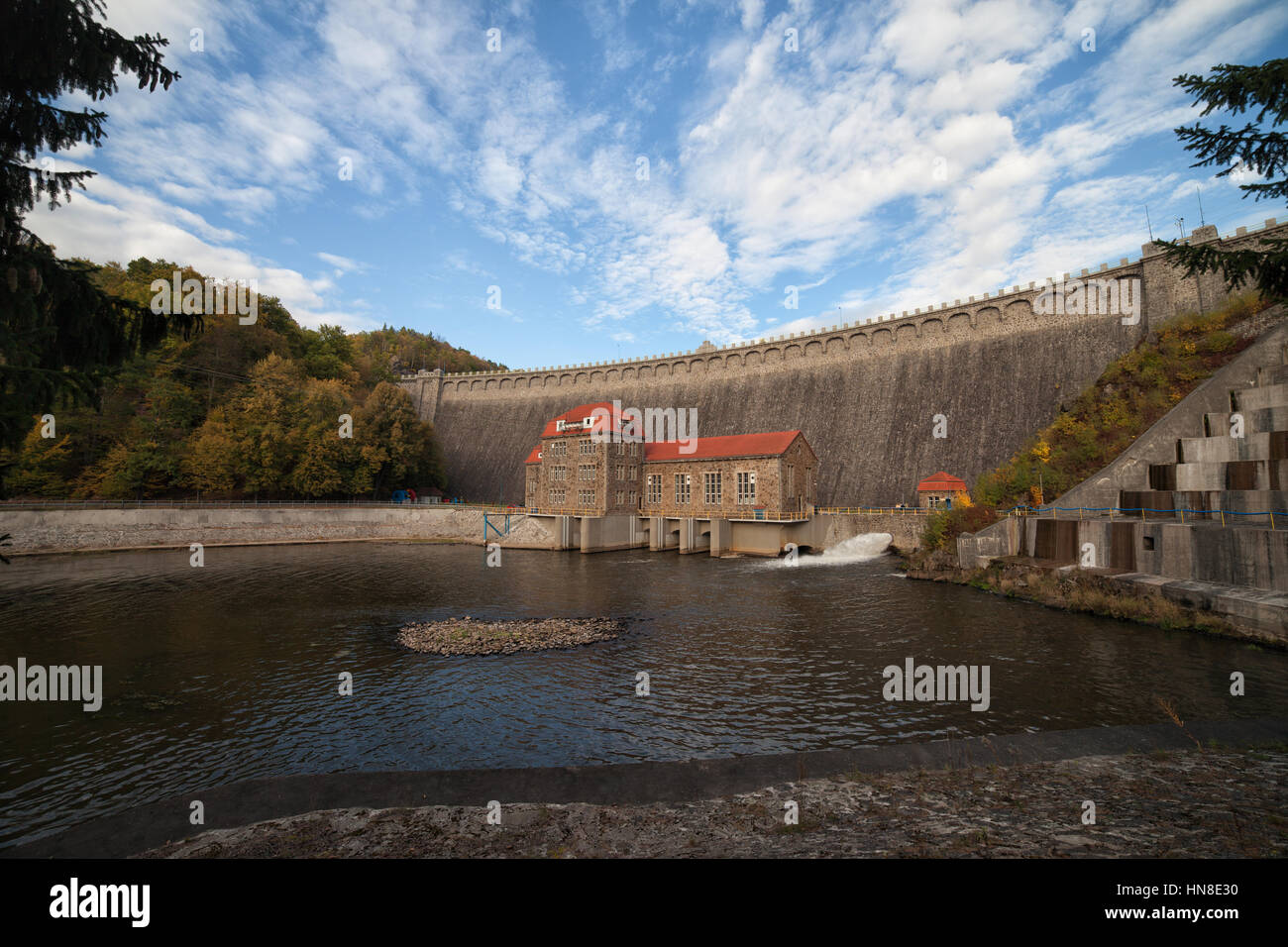 Europa, Polen, Pilchowice Dam und Wasserkraftwerk, historisches Kraftwerk aus dem Jahr 1912, Industriedenkmal in Niederschlesien. Stockfoto