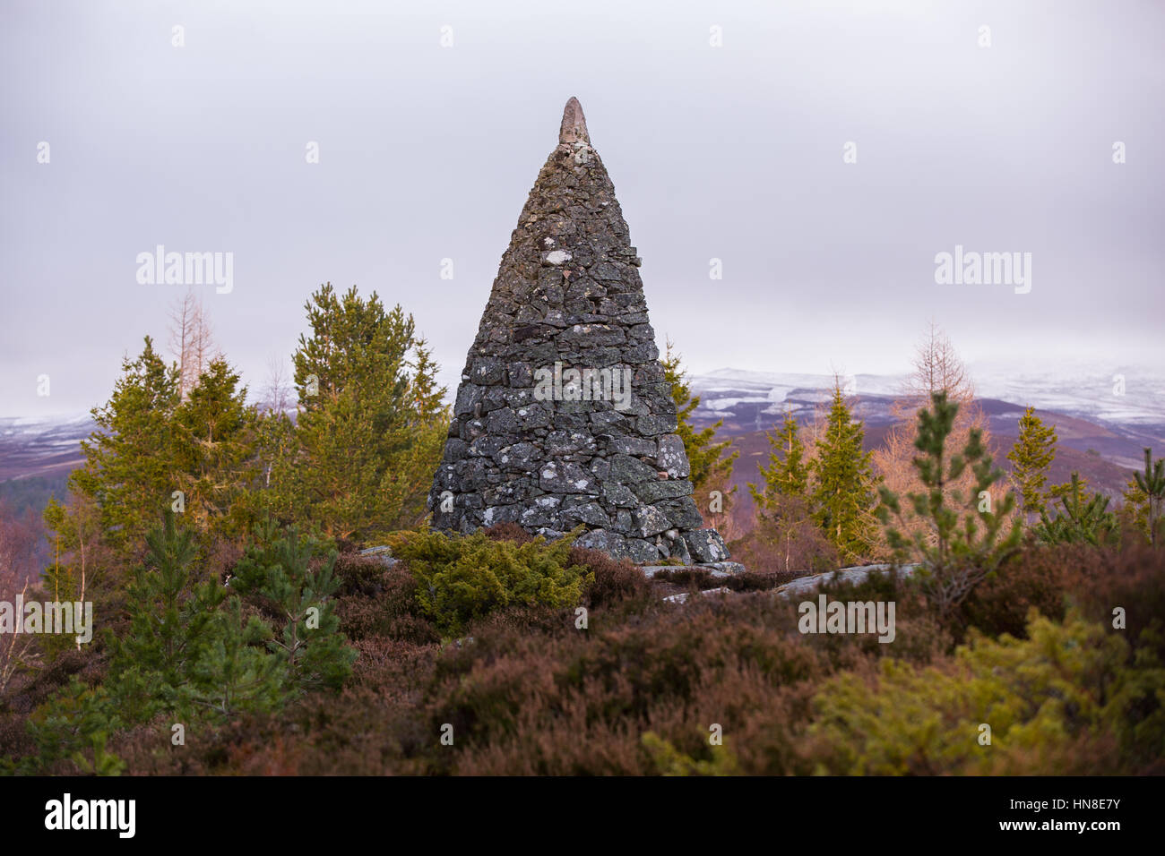 Kaufen Sie Cairn auf dem Royal Balmoral Estate in der Nähe von Ballater, Aberdeenshire, Schottland, Großbritannien Stockfoto