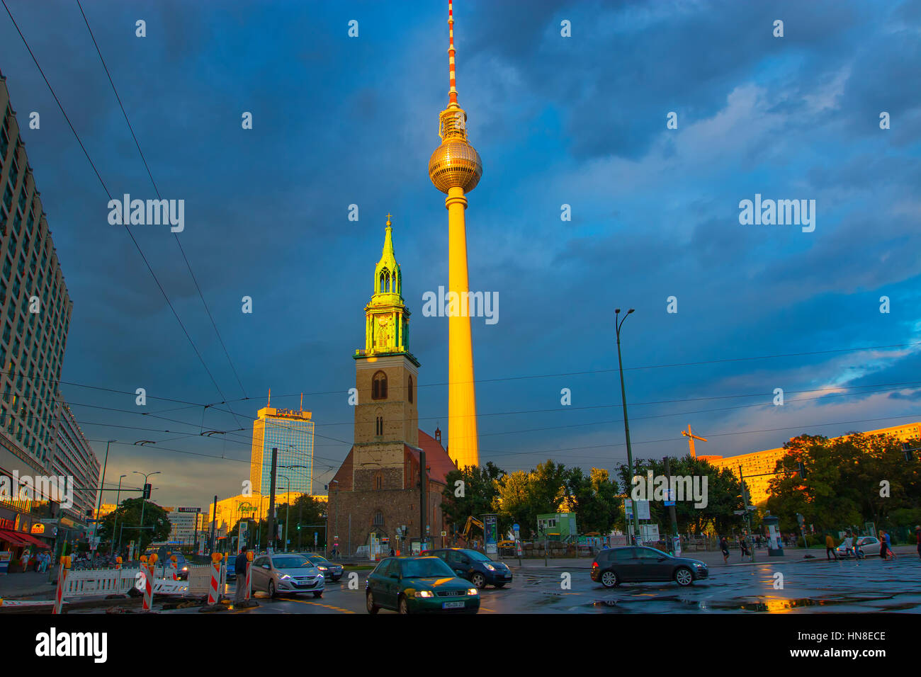 Der Fernsehturm und der Marienkirche in Berlin Stockfoto