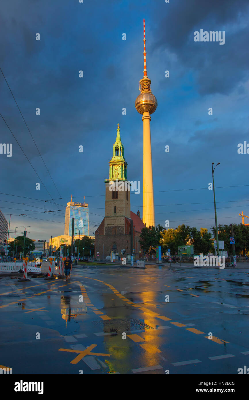 Der Fernsehturm und der Marienkirche in Berlin Stockfoto