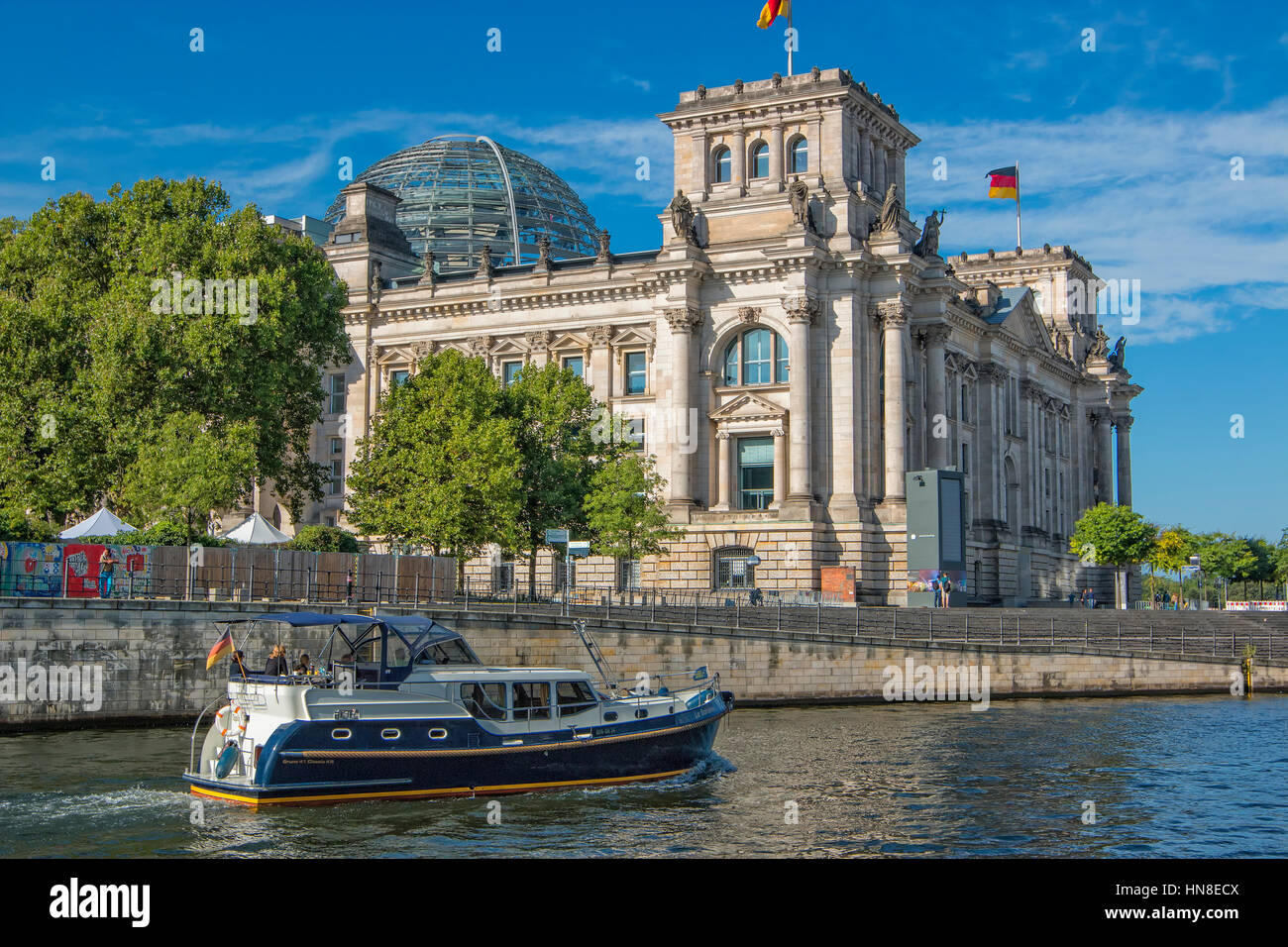 Das Reichstagsgebäude und der Spree entlang in Berlin Stockfoto