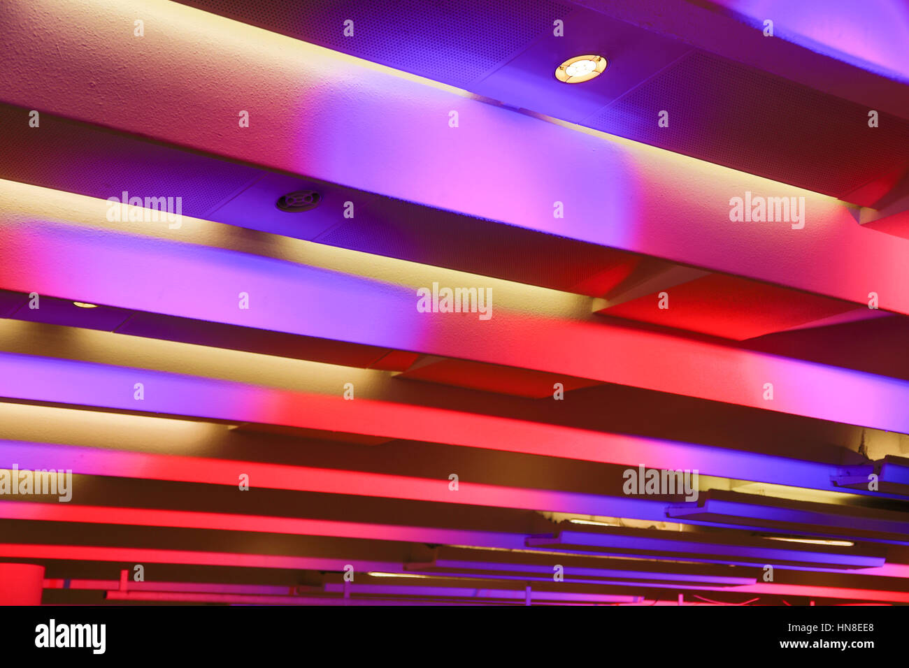 Decke von lila und rosa Lichtern beleuchtet Stockfoto