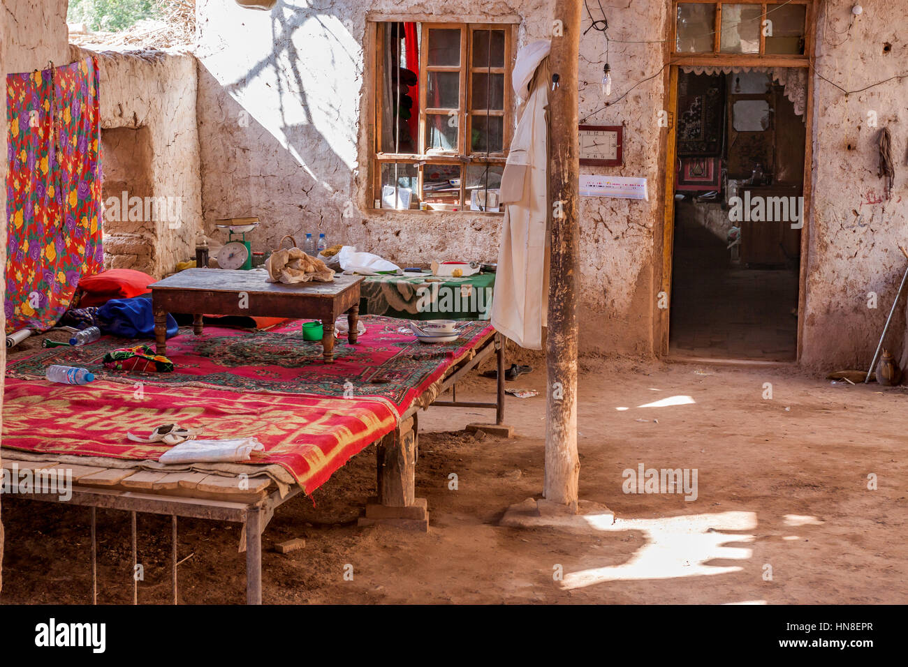 Im uigurischen Haus im Dorf Toyuq am nördlichen Rand der Flaming Mountains, Xinjiang Autonome Region, China. Stockfoto