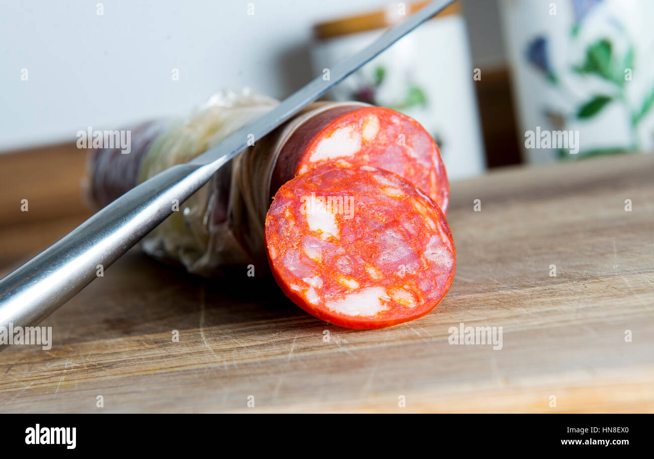 Spanische Chorizo Wurst und Messer mit Slice Stockfoto