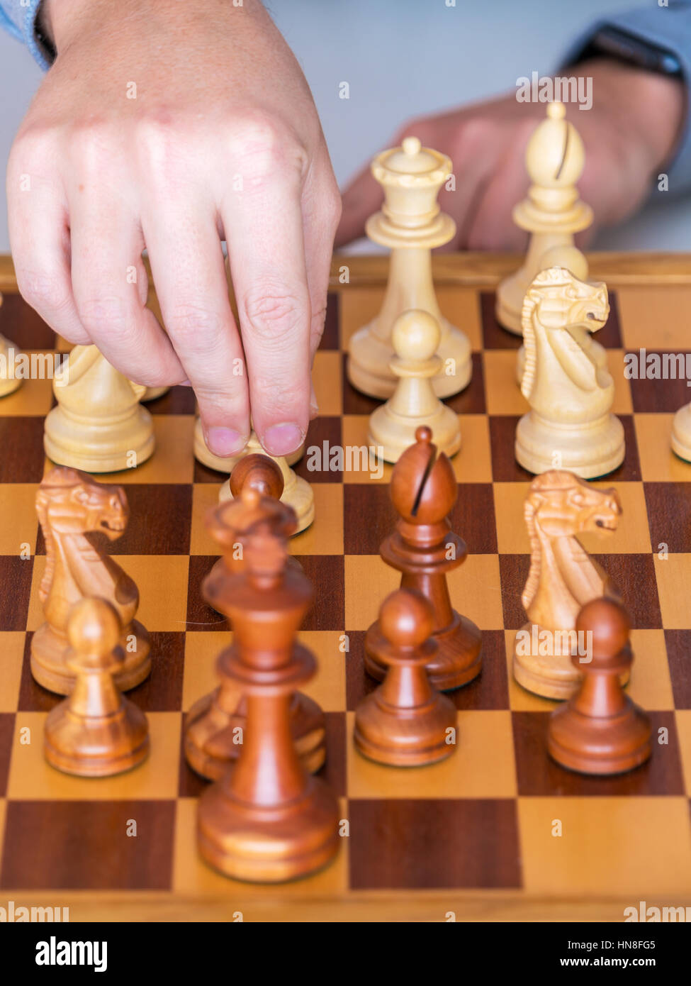 Mittleren Spiel - zieht die Hand mit dem Bauern die Chess Board Stockfoto