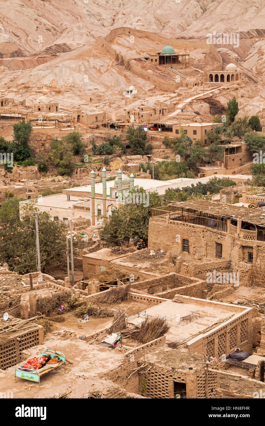 Blick auf das Dorf Toyuq und die Moschee, Xinjiang Autonome Region, China. Stockfoto