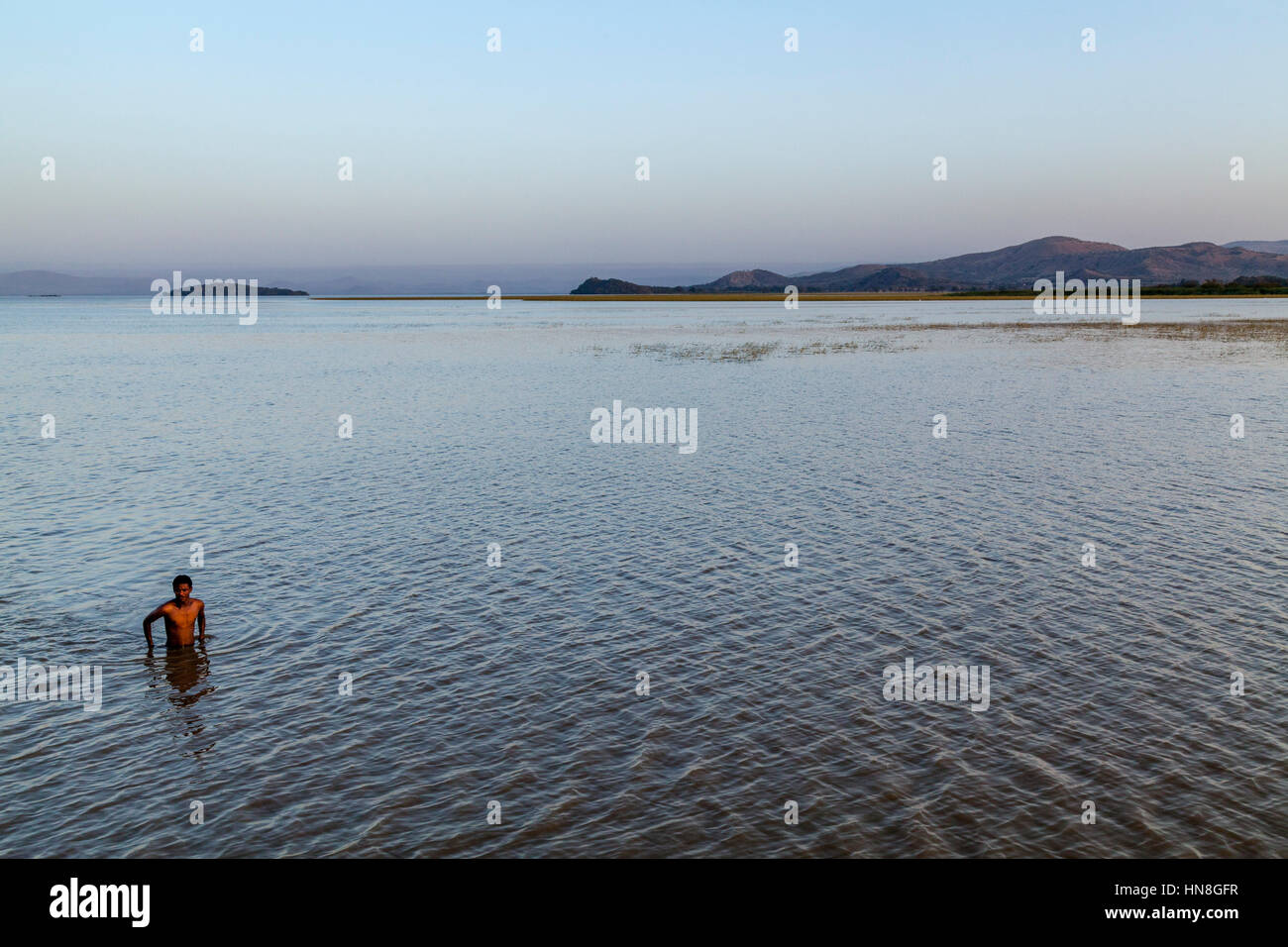 Ein junger Mann das Baden im See Ziway, Äthiopien Stockfoto