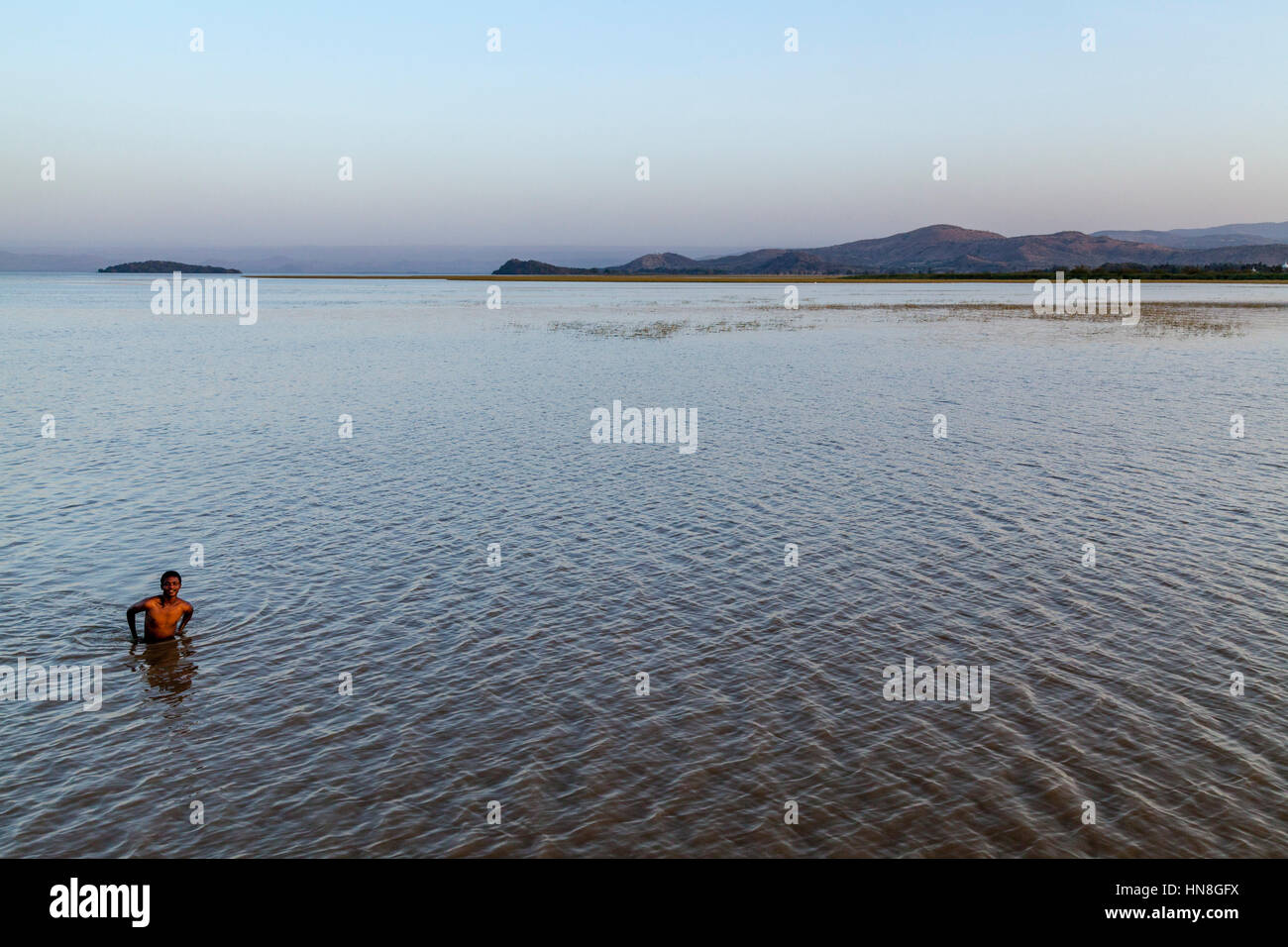 Ein junger Mann das Baden im See Ziway, Äthiopien Stockfoto