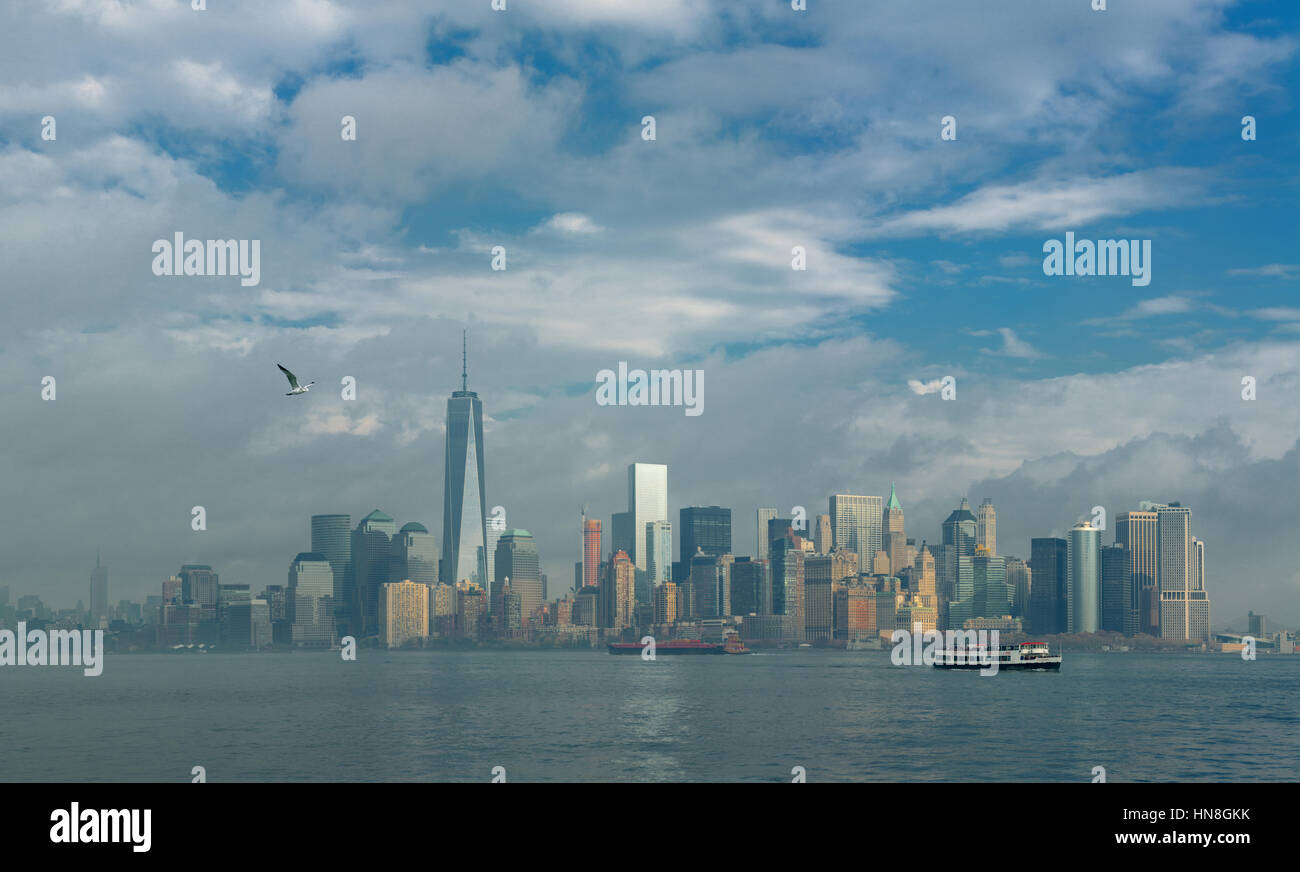 Blick von Manhattan, New York, an einem bewölkten Tag von Liberty Island. Stockfoto