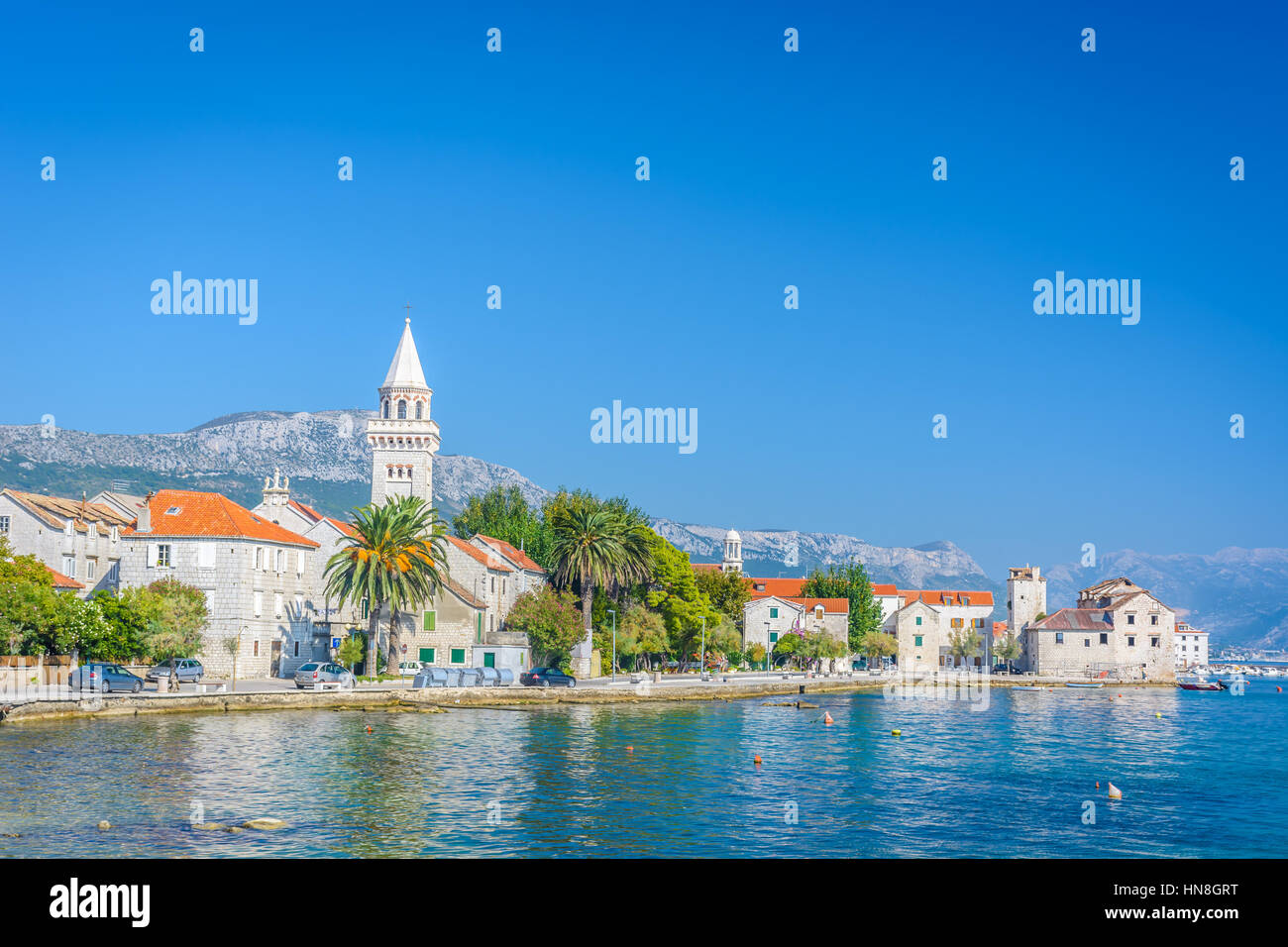 Blick auf das Wasser auf ein beliebtes Wahrzeichen in Dalmatien, Kroatien. Stockfoto