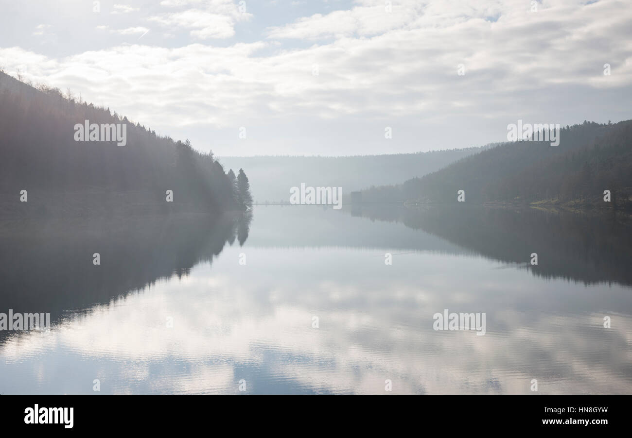 Ruhigen Morgen am Derwent Vorratsbehälter im Peak District, Derbyshire, England Stockfoto