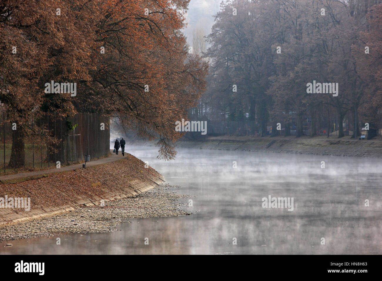 Paar im nebel Fotos und Bildmaterial in hoher Auflösung Alamy
