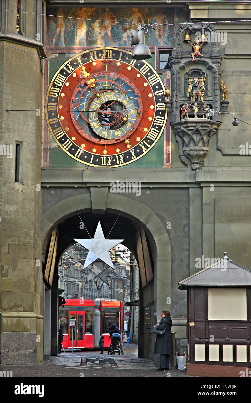 Der Zytglogge, der berühmten Glockenturm der alten Stadt (Altstadt) von Bern Kramgasse ('merchants' Straße), Switzeralnd Stockfoto