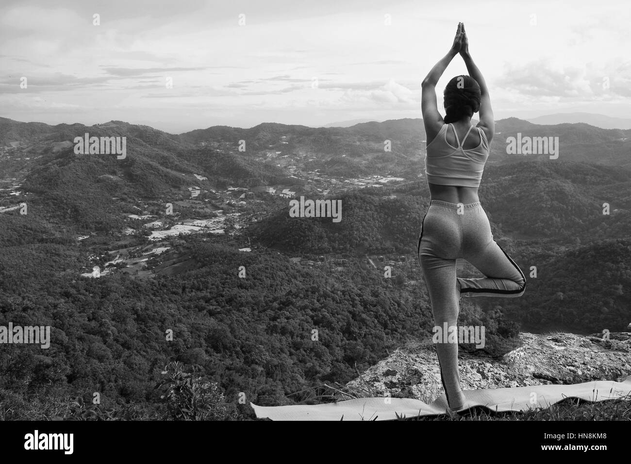Frau übt Yoga am Berg-See, schwarz / weiß-Ton. Stockfoto
