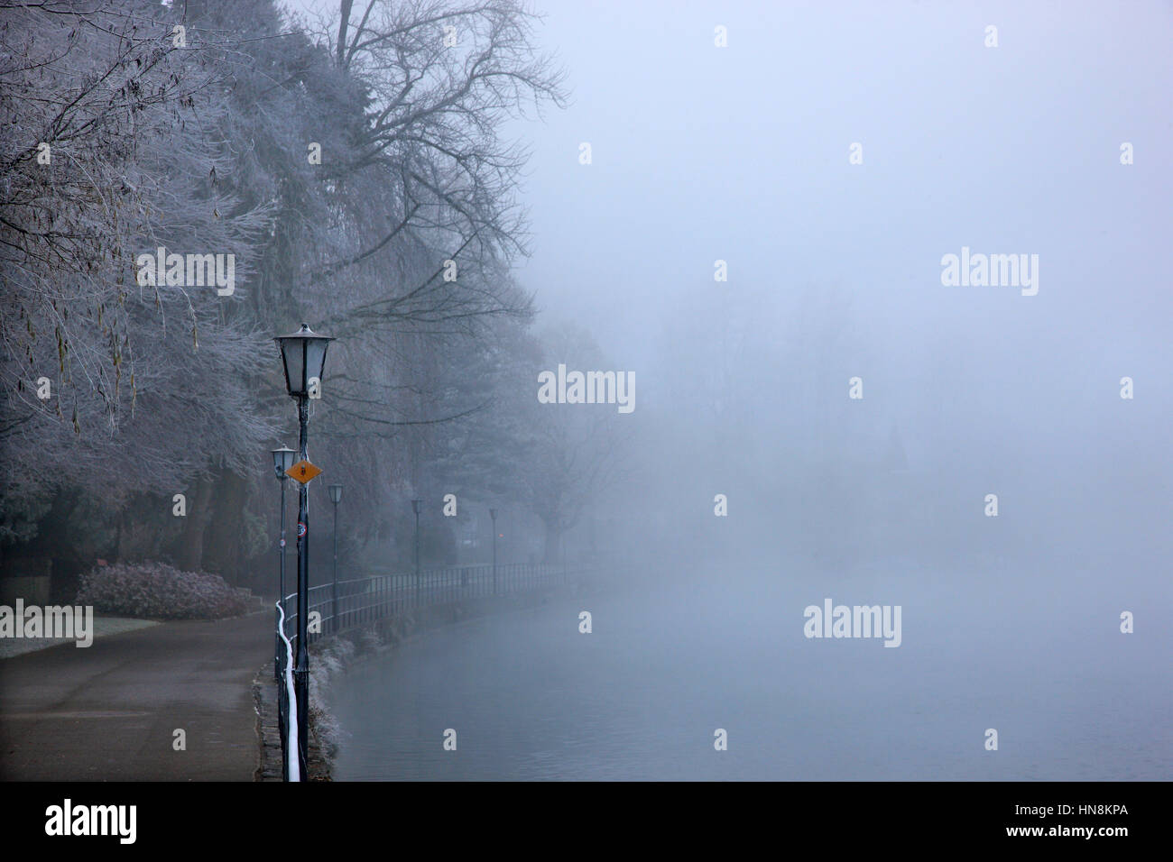 Riverside Road von Fluss Aare, Stadt Thun, Berner Oberland, Schweiz Stockfoto