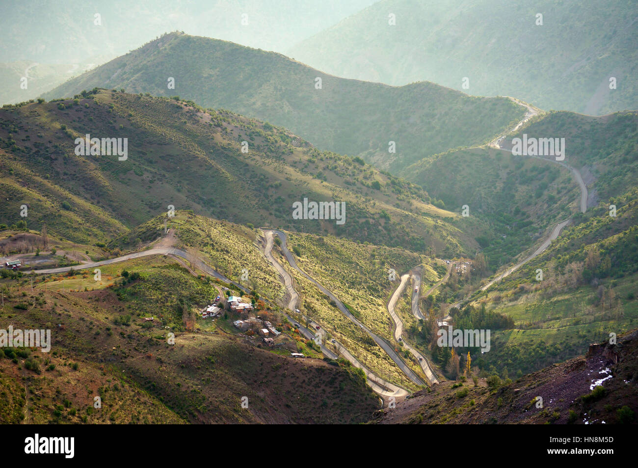 Bergstraße in Anden mit vielen Serpentinen zwischen Chile und Argentinien Stockfoto