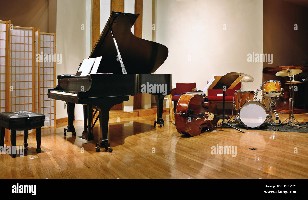  Speichern Download Vorschau Grand Piano, Kontrabass und DRAM auf der Bühne bereit für Konzert Stockfoto