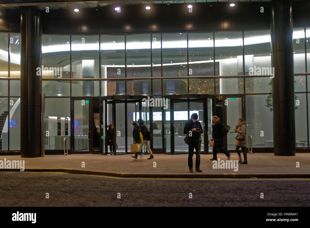 Büro Glasgow Abend Grafik Straße nach Arbeitsende Menschen Om Handy Stockfoto