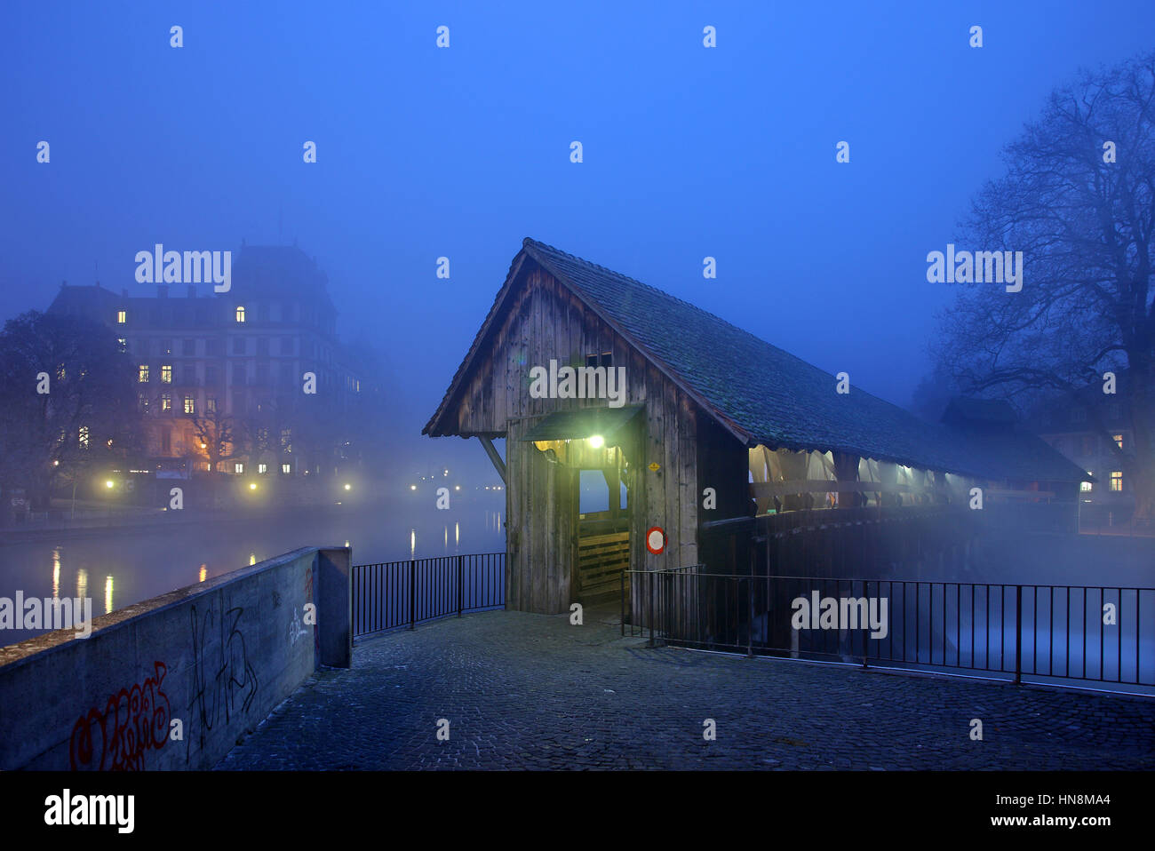 Der Obere Schleuse behandelt eines der beiden Holzbrücken in Thun Stadt, Berner Oberland, Schweiz. Stockfoto