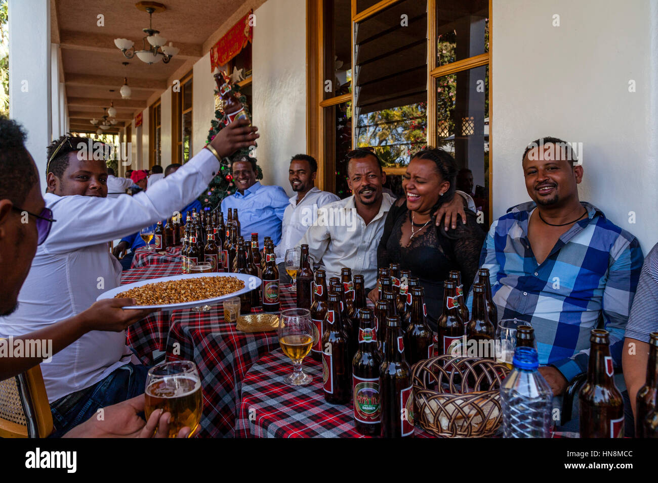 Eine Hochzeit feiern, Gäste bei einer Hochzeit, trinken Bier, Lake Ziway Ziway, Äthiopien Stockfoto