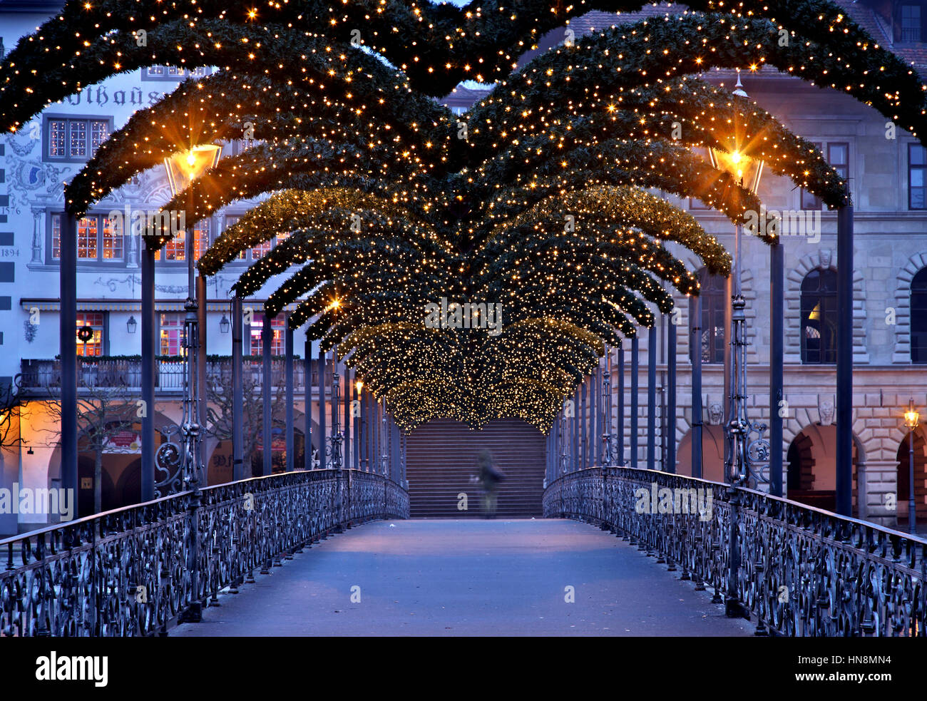 Die Rathaussteg, eine Fußgängerbrücke über den Fluss Reuss, Luzern, Schweiz. Stockfoto