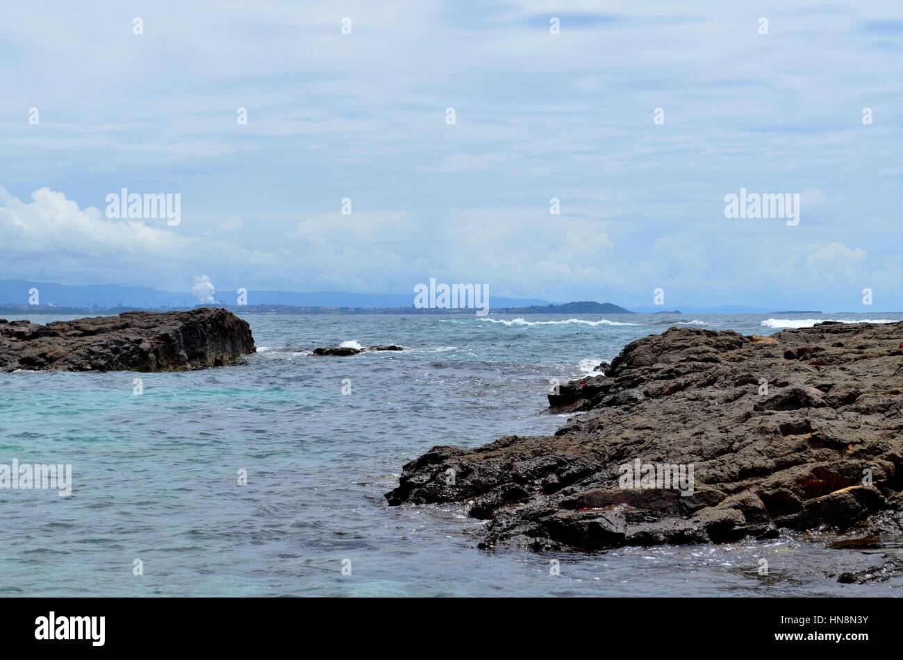 Ozean-Felsen und Wolken am Horizont Stockfoto