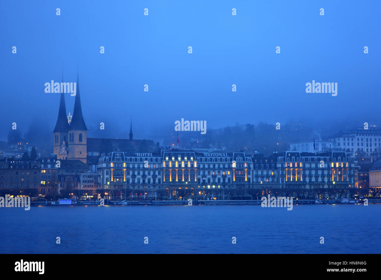 Nacht und Nebel fallen in Luzern, Schweiz. Stockfoto