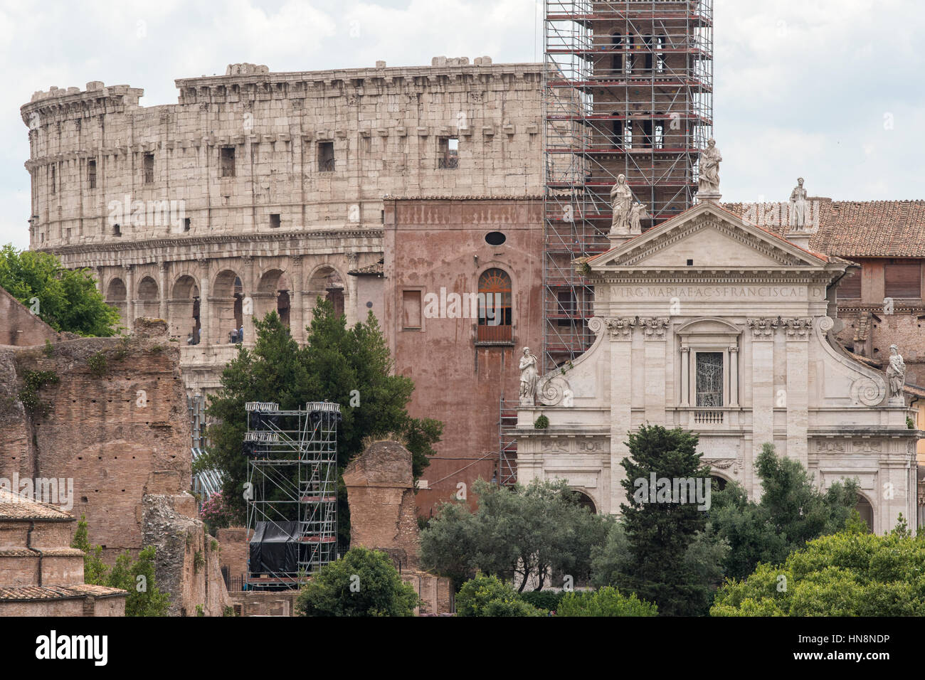 Rom, Italien: die Ruinen des Forum Romanum, die alte soziale, politische und kommerzielle Nabe des römischen Reiches. Dieser Stadtteil war Heimat von Tempeln, Ba Stockfoto