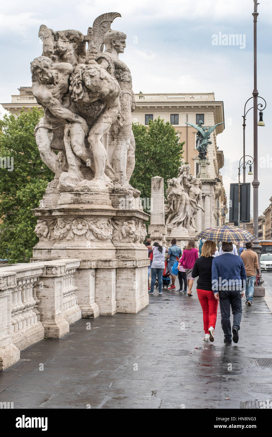 Rom, Italien - einheimische und Touristen zu Fuß mit Schirmen vorbei an antiken römischen Skulpturen. Stockfoto