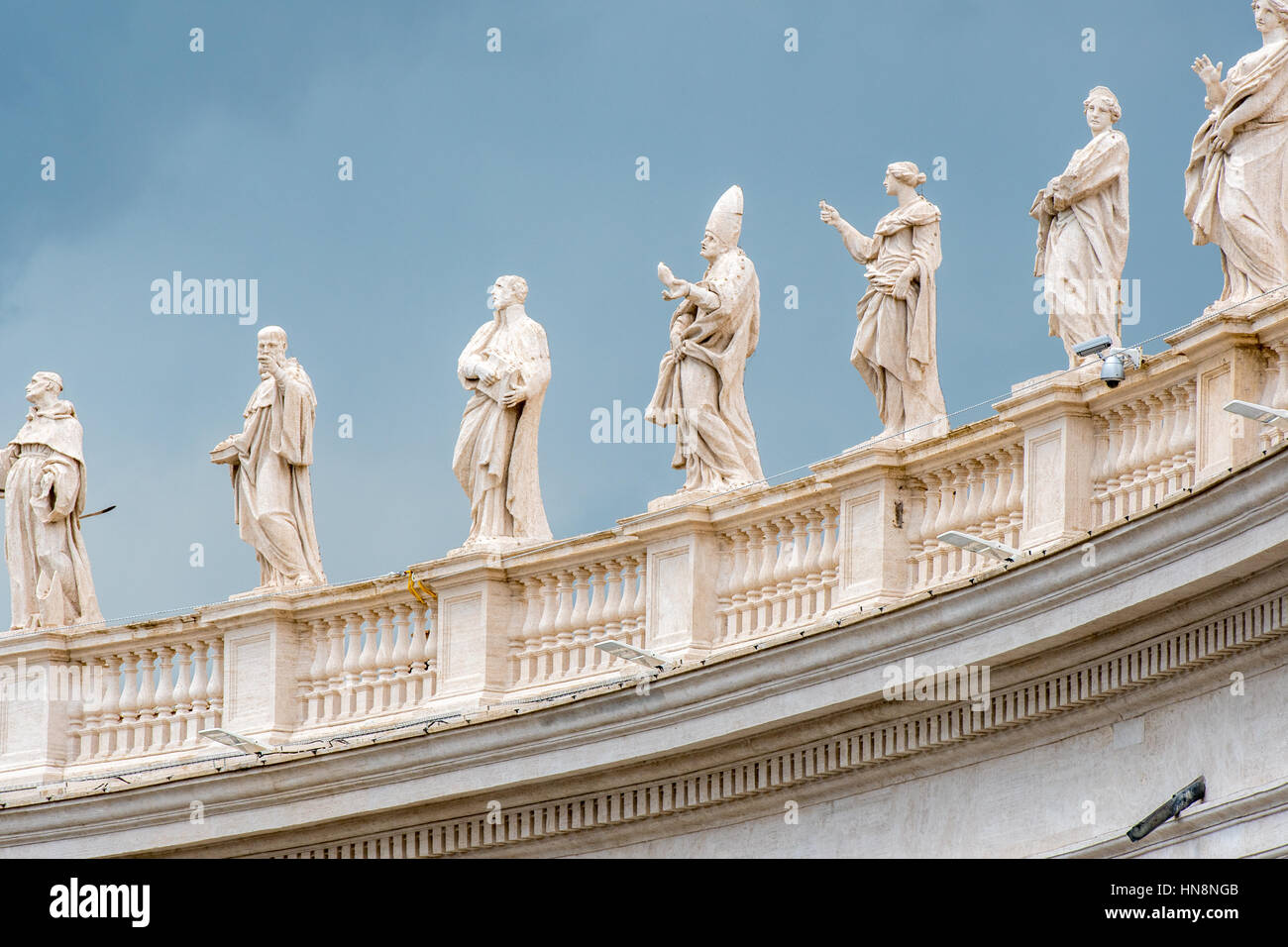 Rom, Skulpturen Italien - Nahaufnahme von Roman auf der Außenseite des (neu) der Basilika St. Peter befindet sich in der Vatikanstadt (eine Enklave von Rom). Begonnen von Papst Ju Stockfoto